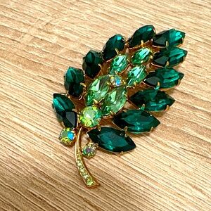 Vintage Emerald Green Leaf Brooch gold tone